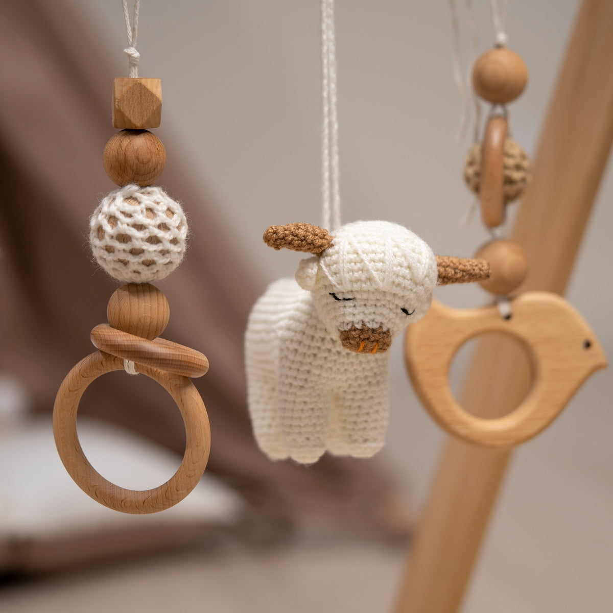 Highland Cow Wooden Baby Gym with Crocheted Toys – handmade wooden baby gym, photo 12