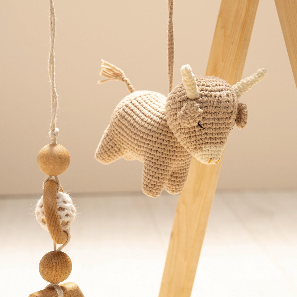 Highland Cow Wooden Baby Gym with Crocheted Toys – handmade wooden baby gym, photo 9