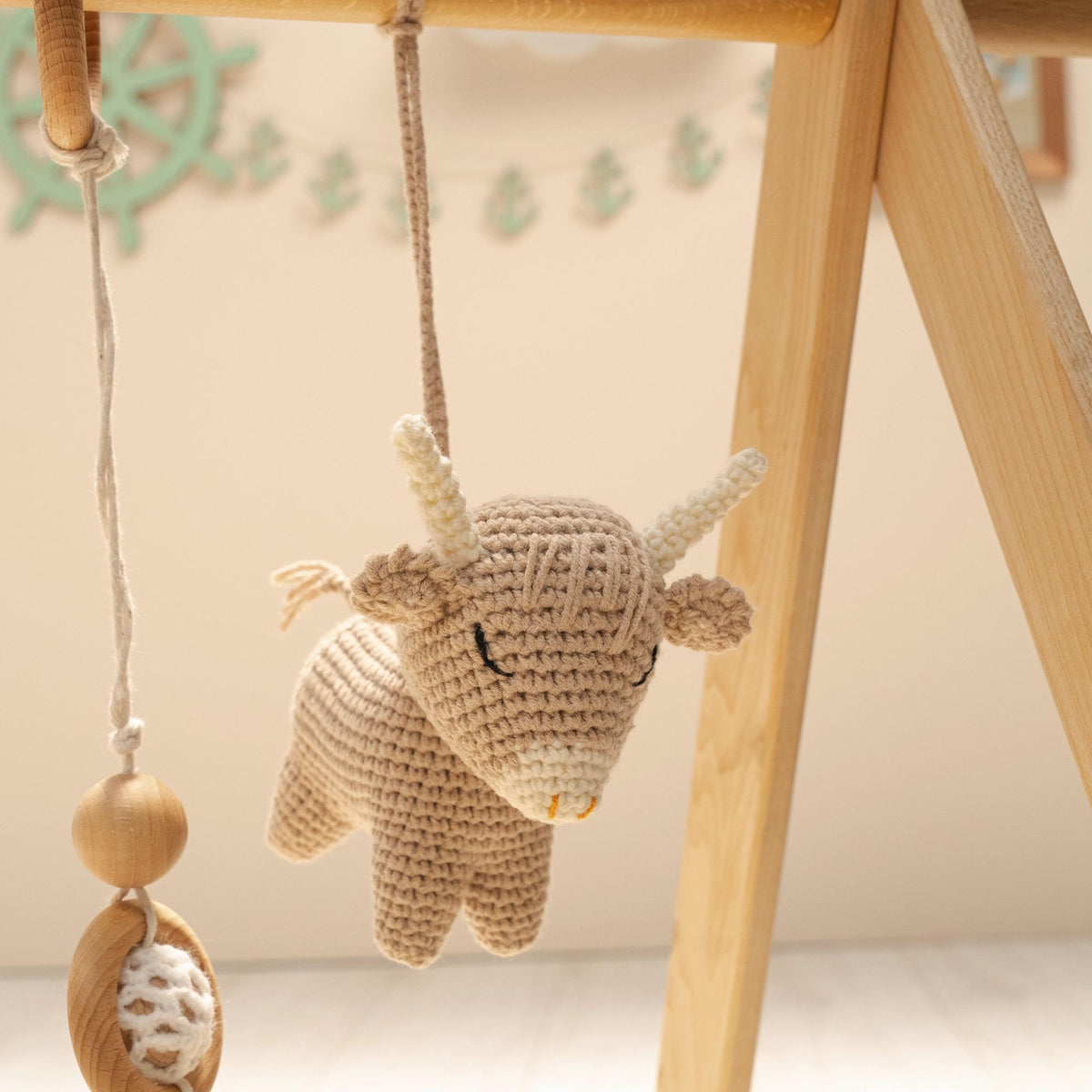 Highland Cow Wooden Baby Gym with Crocheted Toys – handmade wooden baby gym, photo 8