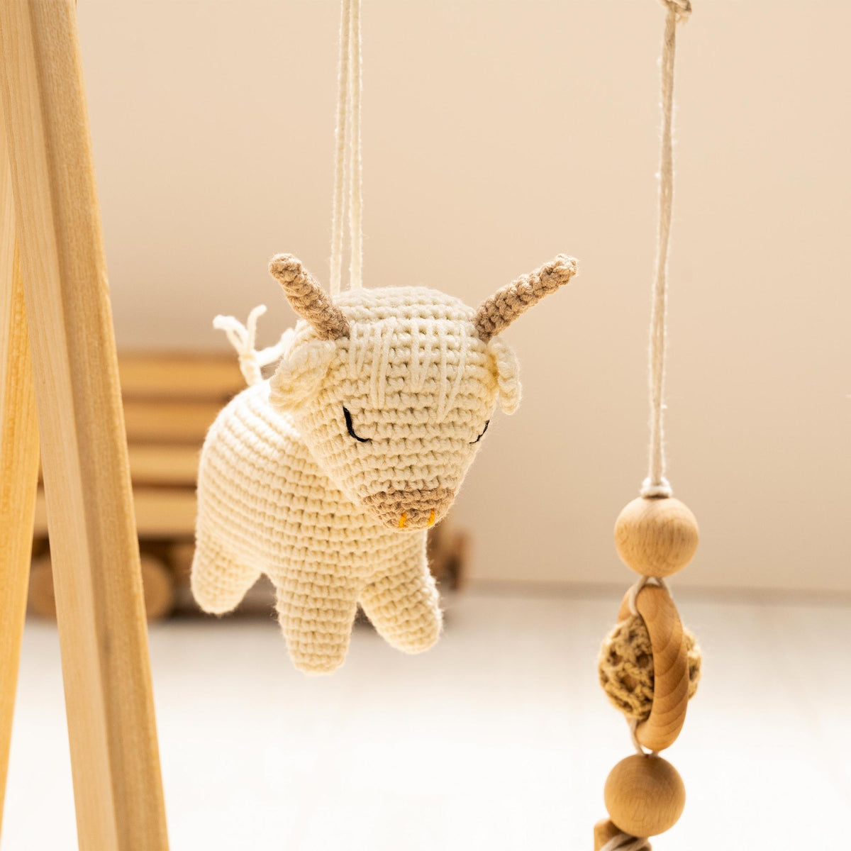 Highland Cow Wooden Baby Gym with Crocheted Toys – handmade wooden baby gym, photo 7