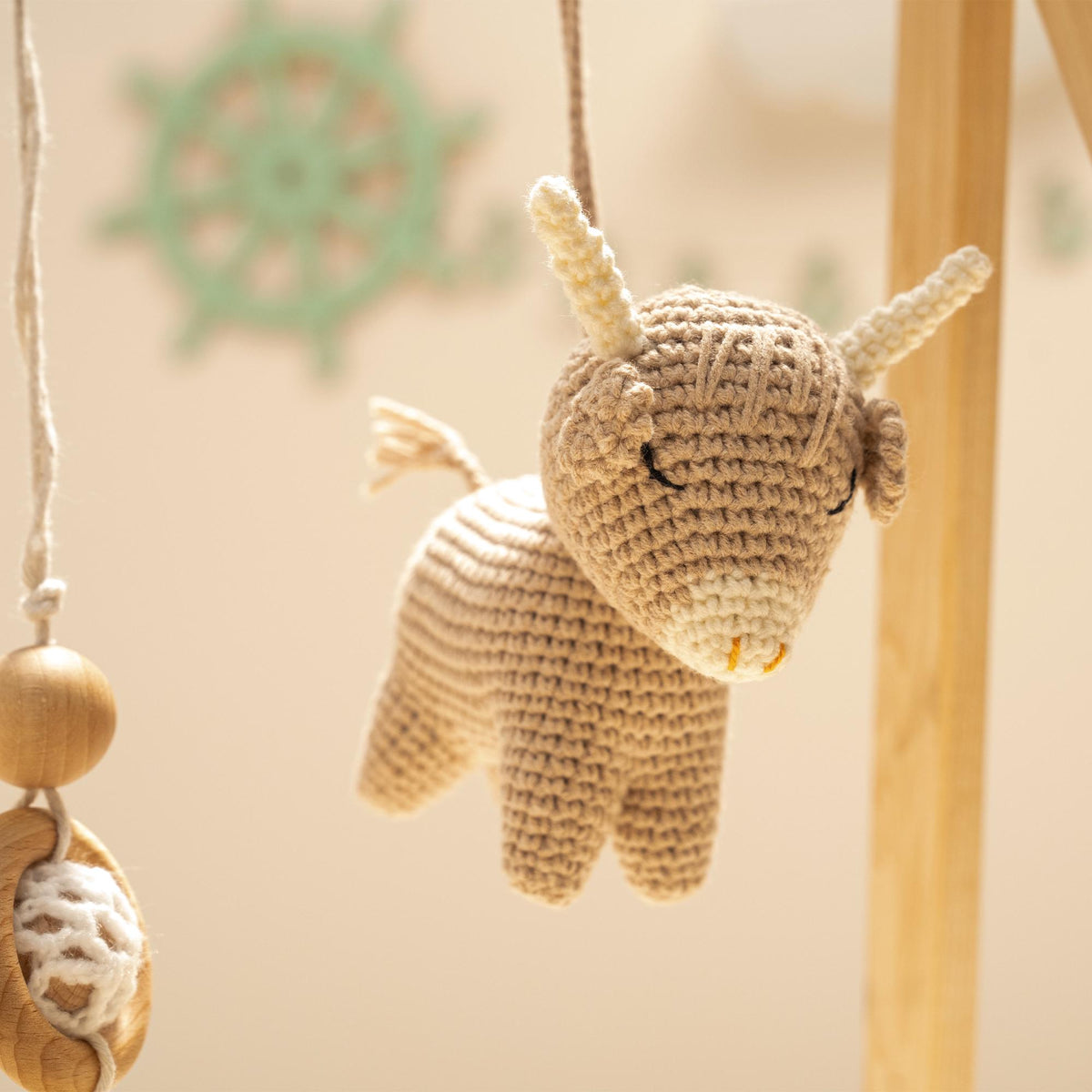 Highland Cow Wooden Baby Gym with Crocheted Toys – handmade wooden baby gym, photo 2